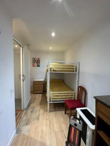 1 dormitorio con 1 litera en una habitación en Apartamento,Albares de la Ribera en Madrid