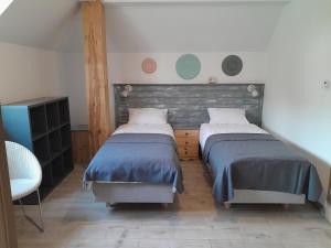 מיטה או מיטות בחדר ב-Dworek Akacja uslugi hotelarskie