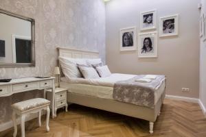 ブダペストにあるSerenity Boutique Budapestのベッドルーム1室(ベッド1台、ドレッサー、鏡付)