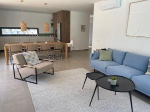 - un salon avec un canapé bleu et une table dans l'établissement Villa Pampelonne, à São Martinho do Porto