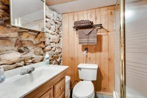 Bathroom sa Cozy Lamar Vacation Rental with Creek and Pond Access!