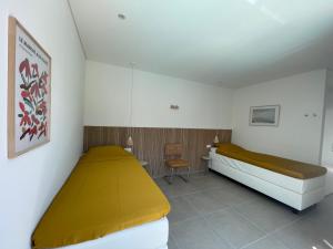 een slaapkamer met een groot bed en een bureau bij Villa Pampelonne - Villa nr 7 in São Martinho do Porto +33 foto's