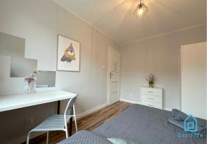Habitación pequeña con escritorio y cama en Superfly room, en Gdansk