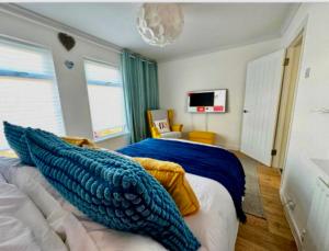 Un dormitorio con una cama con una manta azul. en Bloom19 Traditional Belfast Entire house 10 mins from city centre, en Belfast