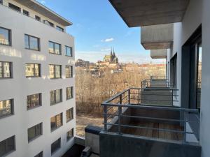 uma vista a partir da varanda de um edifício em Rezidence u Vaňkovky em Brno