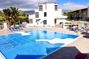 una piscina di fronte a una villa di Oceanfront Villa - Tenerife South a San Miguel de Abona