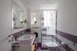 un baño con lavabo e inodoro en Casa Filiberto, en Roma 44 fotos más