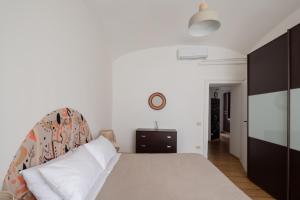 Un dormitorio con una cama grande con cabecero de madera. en Casa Filiberto, en Roma