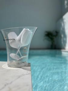 uma cadeira de plástico ao lado de uma piscina em Apartment with luxurious pool 5 mins walk from the beach em Naxxar