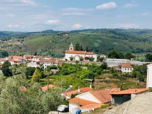 una vista de un pequeño pueblo con una iglesia en una colina en Casa SuasDuas, en Vila Cova de Alva