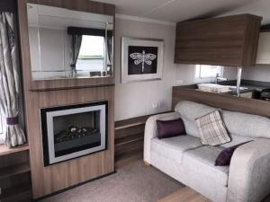 Η κουζίνα ή μικρή κουζίνα στο 3 BEDROOMED CARAVAN WITH AMAZING SEA VIEWS!
