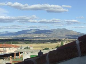 una vista su un campo e sulle montagne da una casa di Casa Rural "Los Herrero" a Zarzuela del Monte