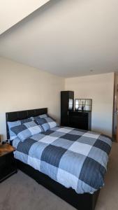 a bedroom with a large blue and white bed at Excellent Leeds City Centre 1 Bedroom Apartment in Leeds