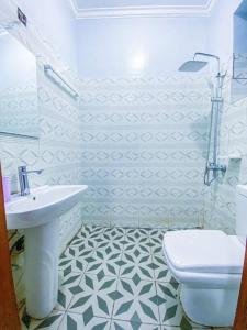 uma casa de banho branca com um lavatório e um WC em 3bedrooms Home in Musanze em Cyuve
