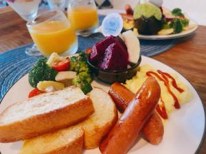 um prato de pequeno-almoço com torradas, pão e legumes em QBE B&B em Nanwan