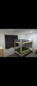 een kamer met 2 stapelbedden bij Cabanas fariña in Llanquihue