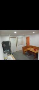 een kamer met een bureau en een tafel en een kamer met een tafel bij Cabanas fariña in Llanquihue