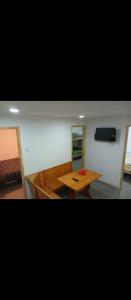 een kamer met een houten tafel in een kamer bij Cabanas fariña in Llanquihue