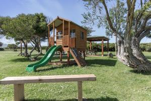 un parco giochi con una casa sull'albero e uno scivolo di Apollo Bay Cottages- Sabine a Marengo Altre 10 foto