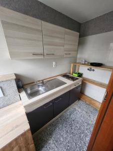 Кухня или мини-кухня в Pension Doppelzimmer mit Balkon 24
