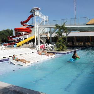 卡达斯诺瓦斯Apto 1 Suíte TOP - Pq aquático 24hs DiRoma Fiori的一群人躺在游泳池里