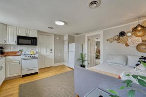 a kitchen and a living room with a bed in a room at 1 Bedroom Treetop Apartment on Capitol Hill! in Washington, D.C.