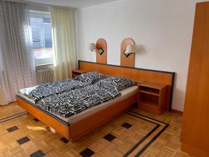 Schlafzimmer mit einem Bett und einem Fenster in der Unterkunft Pension Doppelbett Zimmer 13 