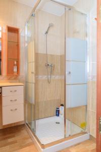 prysznic ze szklaną obudową w łazience w obiekcie SUNSHINE Apartament w mieście Benidorm