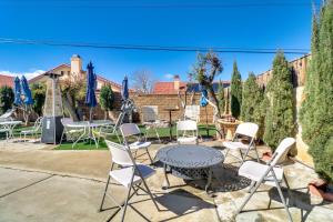 un patio con sillas, mesas, mesa y sillas en Palmdale Family Home with Private Pool and Backyard en Palmdale