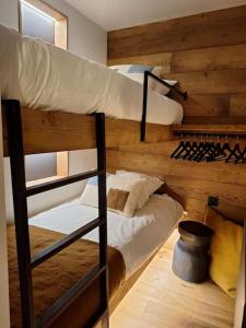 a couple of bunk beds in a room at paisible appartement près des pistes in La Salle Les Alpes