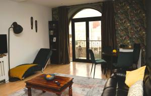 ein Wohnzimmer mit einem Sofa und einem Tisch in der Unterkunft Heart of Leeds - 2 Bedroom Flat in Leeds