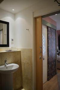 bagno con lavandino e specchio di Heart of Leeds - 2 Bedroom Flat a Leeds