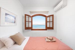Posteľ alebo postele v izbe v ubytovaní SES ONES with sea views
