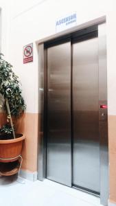 een lift in een gebouw met een bord erop bij HOTEL IDEAL in Villazón