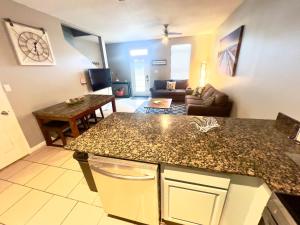 uma cozinha e sala de estar com bancada em Sandy Feet Retreat MS em Gulfport