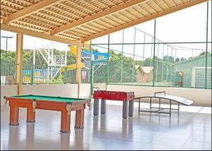 卡达斯诺瓦斯Apto 1 Suíte TOP - Pq aquático 24hs DiRoma Fiori的带台球桌的客房内的2张乒乓球桌