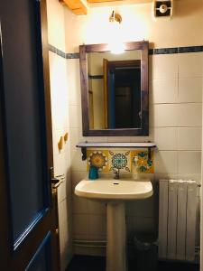 ein Bad mit einem Waschbecken und einem Spiegel in der Unterkunft Il Borghetto sul Golfo in Magazzini