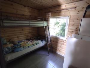 a bedroom with bunk beds in a log cabin at Domki nad morzem i jeziorem in Jezierzany