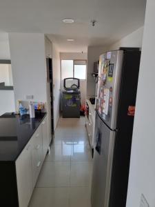 een keuken met een koelkast en een aanrecht bij Cómodo apartamento in Medellín