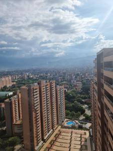 una vista aérea de una ciudad con edificios altos en Cómodo apartamento, en Medellín