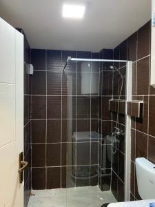 ein Bad mit einer Glasdusche und einem WC in der Unterkunft Cozy Apartment Therapy in Ohrid