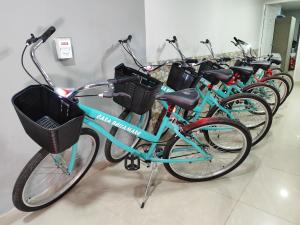 Una fila de bicicletas estacionadas una al lado de la otra. en CASA BELLAMARE, en Cartagena de Indias