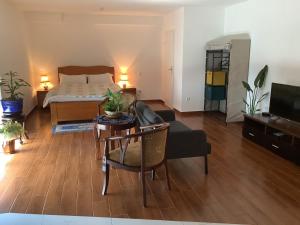 1 dormitorio con 1 cama y sala de estar en Sanhe en Mersch