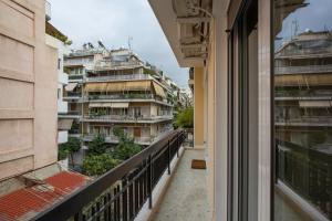 une vue depuis une fenêtre d'un bâtiment dans l'établissement Urban Spacious Apartment Near Kallimarmaron, à Athènes