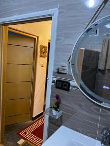 a bathroom with a mirror next to a door at Appartement meublé Tanger in Tangier