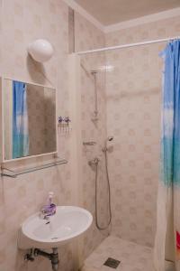 bagno con lavandino e doccia di Apartment Curri a Pučišća
