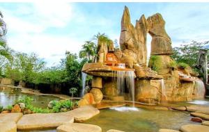 卡达斯诺瓦斯Apto 1 Suíte TOP - Pq aquático 24hs DiRoma Fiori的水上公园的瀑布