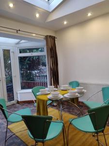 Habitación con mesas, sillas y ventana en Super 7Bed House - Hot Tub - Large Gathering Meets, en Headingley