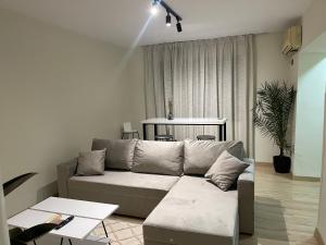 Posezení v ubytování White apartment, in the center of Tirana