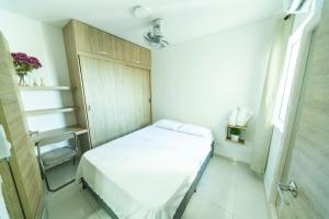 a small room with a bed and a window at Acogedor Piso 5 in Cartagena de Indias